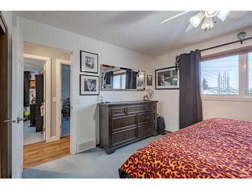 72 Beaconsfield Way Nw, Calgary, AB - Indoor Photo Showing Bedroom