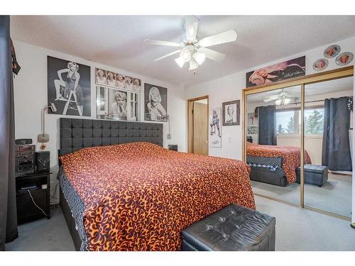 72 Beaconsfield Way Nw, Calgary, AB - Indoor Photo Showing Bedroom