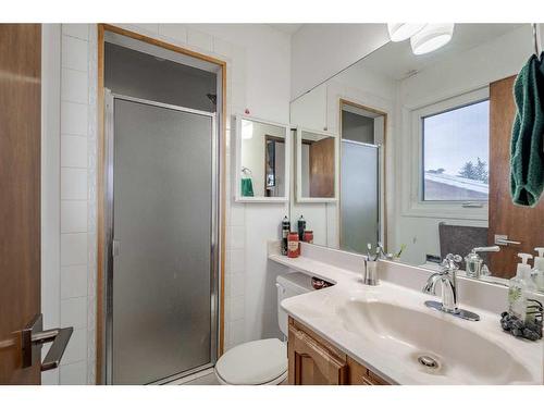 72 Beaconsfield Way Nw, Calgary, AB - Indoor Photo Showing Bathroom