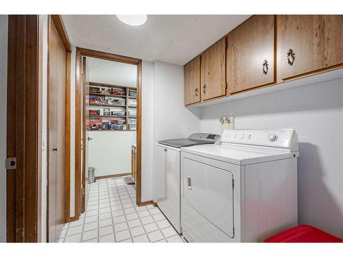 72 Beaconsfield Way Nw, Calgary, AB - Indoor Photo Showing Laundry Room