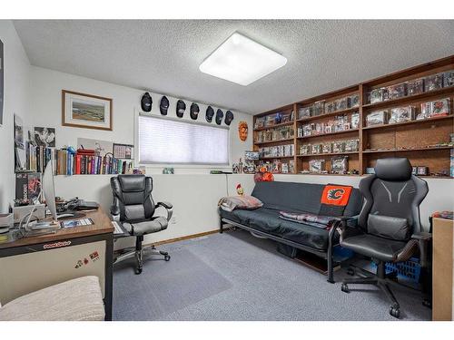 72 Beaconsfield Way Nw, Calgary, AB - Indoor Photo Showing Office