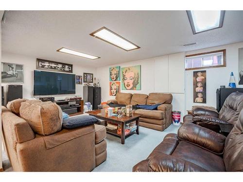 72 Beaconsfield Way Nw, Calgary, AB - Indoor Photo Showing Living Room