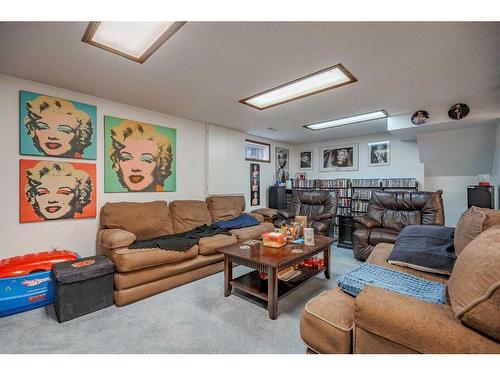 72 Beaconsfield Way Nw, Calgary, AB - Indoor Photo Showing Living Room