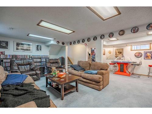 72 Beaconsfield Way Nw, Calgary, AB - Indoor Photo Showing Living Room