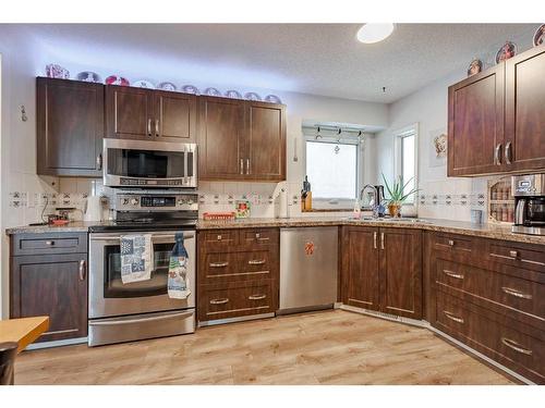 72 Beaconsfield Way Nw, Calgary, AB - Indoor Photo Showing Kitchen