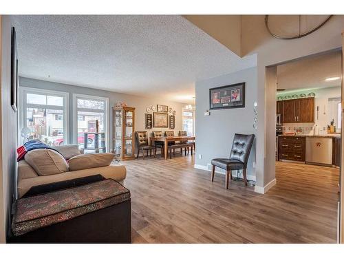 72 Beaconsfield Way Nw, Calgary, AB - Indoor Photo Showing Living Room