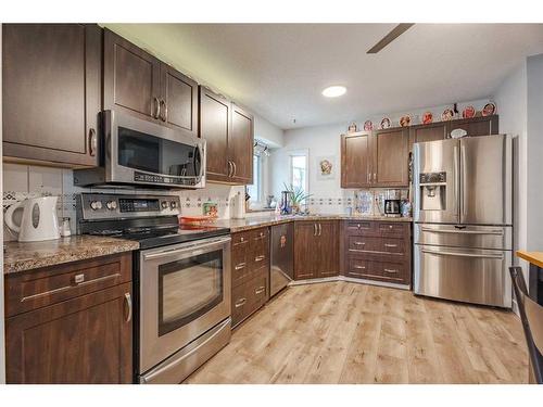 72 Beaconsfield Way Nw, Calgary, AB - Indoor Photo Showing Kitchen