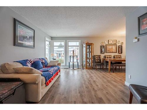 72 Beaconsfield Way Nw, Calgary, AB - Indoor Photo Showing Living Room