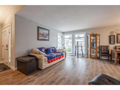 72 Beaconsfield Way Nw, Calgary, AB - Indoor Photo Showing Living Room