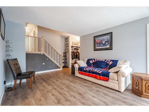 72 Beaconsfield Way Nw, Calgary, AB - Indoor Photo Showing Living Room