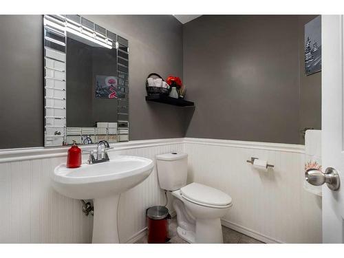 185 Simcoe Circle Sw, Calgary, AB - Indoor Photo Showing Bathroom