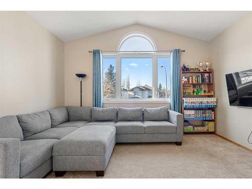 185 Simcoe Circle Sw, Calgary, AB - Indoor Photo Showing Living Room