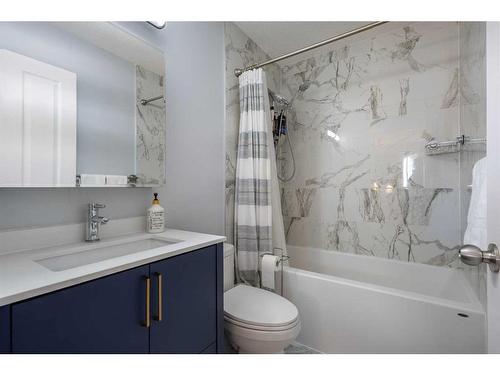 185 Simcoe Circle Sw, Calgary, AB - Indoor Photo Showing Bathroom