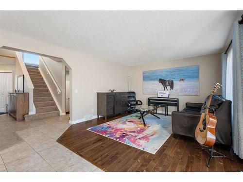 185 Simcoe Circle Sw, Calgary, AB - Indoor Photo Showing Living Room