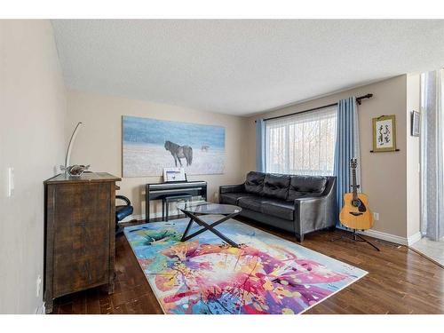 185 Simcoe Circle Sw, Calgary, AB - Indoor Photo Showing Living Room