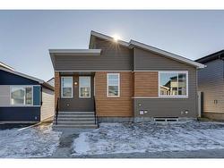 25 Lucas Rise NW Calgary, AB T3P 1N3