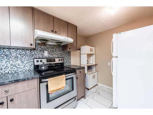 23 Saddlemont Way Ne, Calgary, AB - Indoor Photo Showing Kitchen