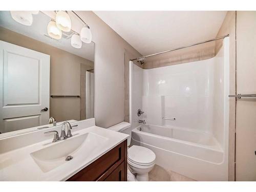 2416 1 Avenue Nw, Calgary, AB - Indoor Photo Showing Bathroom