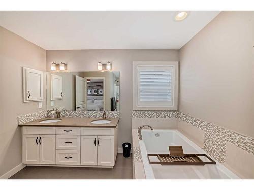 54 Copperpond Heath Se, Calgary, AB - Indoor Photo Showing Bathroom