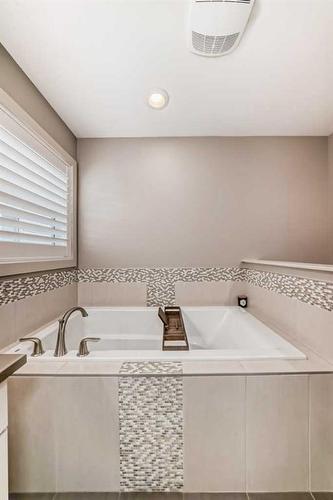 54 Copperpond Heath Se, Calgary, AB - Indoor Photo Showing Bathroom