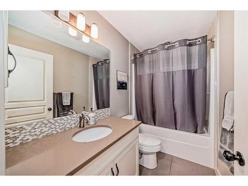 54 Copperpond Heath Se, Calgary, AB - Indoor Photo Showing Bathroom