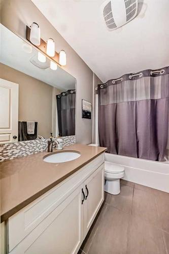 54 Copperpond Heath Se, Calgary, AB - Indoor Photo Showing Bathroom