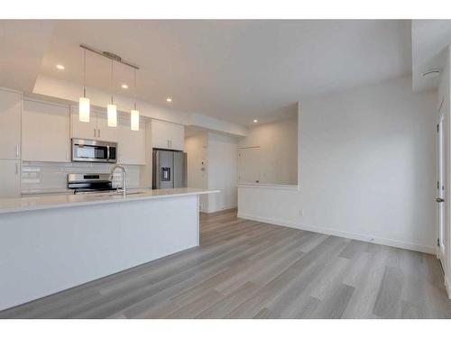 40-2117 81 Street Sw, Calgary, AB - Indoor Photo Showing Kitchen With Upgraded Kitchen