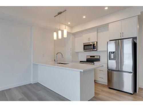 40-2117 81 Street Sw, Calgary, AB - Indoor Photo Showing Kitchen