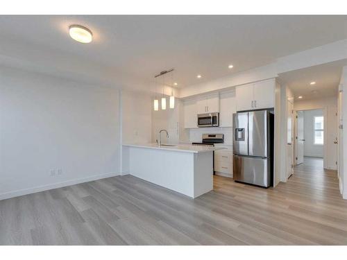 40-2117 81 Street Sw, Calgary, AB - Indoor Photo Showing Kitchen