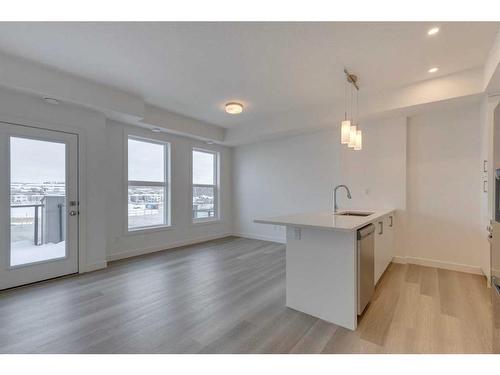 40-2117 81 Street Sw, Calgary, AB - Indoor Photo Showing Kitchen