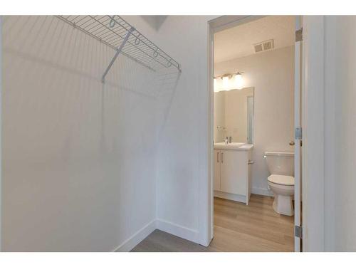 40-2117 81 Street Sw, Calgary, AB - Indoor Photo Showing Bathroom