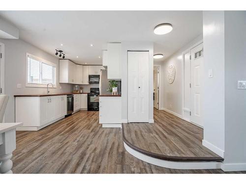 124 Macewan Glen Close Nw, Calgary, AB - Indoor Photo Showing Kitchen