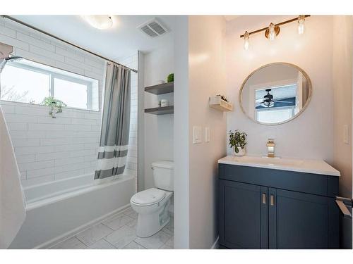 124 Macewan Glen Close Nw, Calgary, AB - Indoor Photo Showing Bathroom