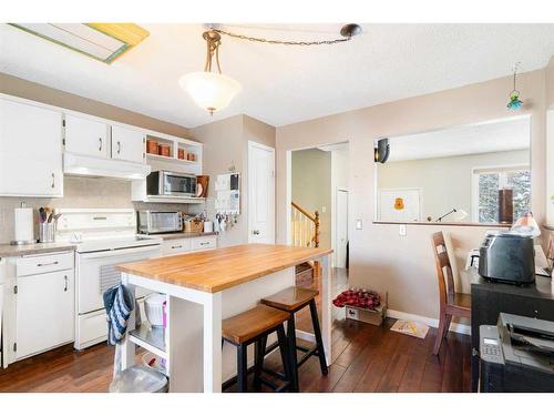 312 Silverthorn Way Nw, Calgary, AB - Indoor Photo Showing Kitchen