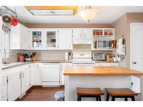 312 Silverthorn Way Nw, Calgary, AB - Indoor Photo Showing Kitchen