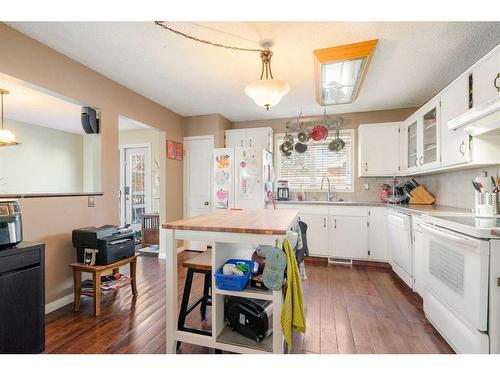 312 Silverthorn Way Nw, Calgary, AB - Indoor Photo Showing Kitchen