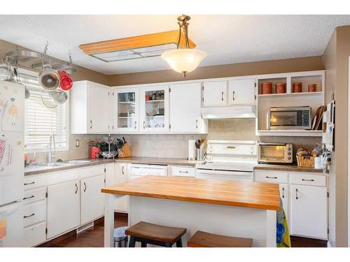 312 Silverthorn Way Nw, Calgary, AB - Indoor Photo Showing Kitchen With Double Sink