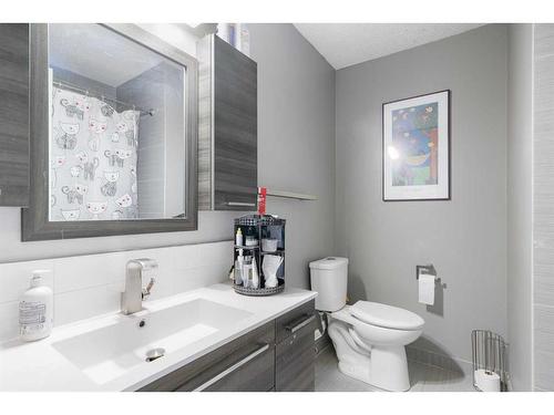 312 Silverthorn Way Nw, Calgary, AB - Indoor Photo Showing Bathroom