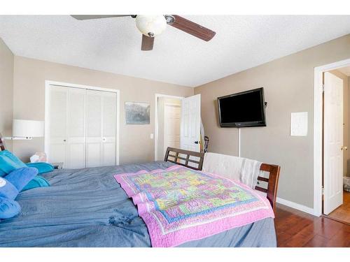 312 Silverthorn Way Nw, Calgary, AB - Indoor Photo Showing Bedroom