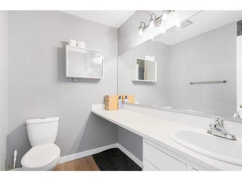 312 Silverthorn Way Nw, Calgary, AB - Indoor Photo Showing Bathroom