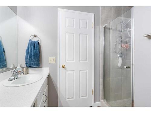 312 Silverthorn Way Nw, Calgary, AB - Indoor Photo Showing Bathroom