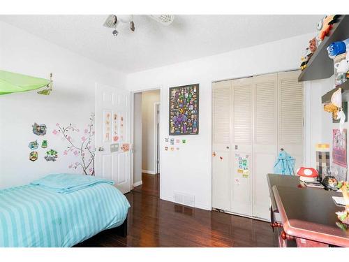 312 Silverthorn Way Nw, Calgary, AB - Indoor Photo Showing Bedroom