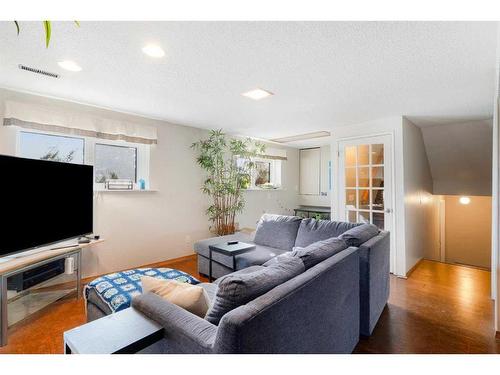 312 Silverthorn Way Nw, Calgary, AB - Indoor Photo Showing Living Room