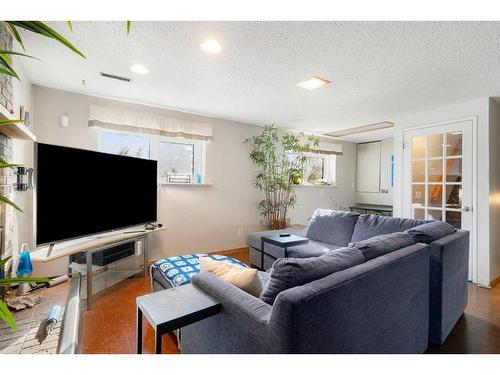 312 Silverthorn Way Nw, Calgary, AB - Indoor Photo Showing Living Room