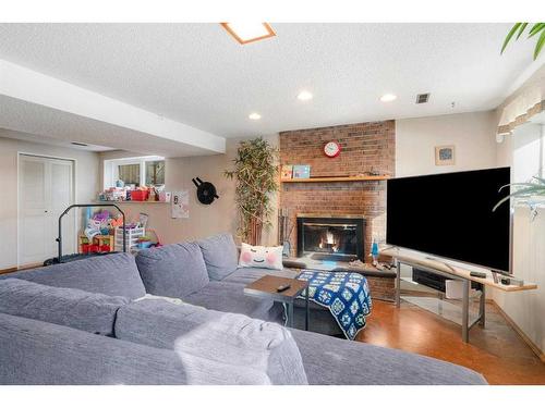 312 Silverthorn Way Nw, Calgary, AB - Indoor With Fireplace