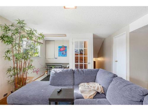 312 Silverthorn Way Nw, Calgary, AB - Indoor Photo Showing Living Room