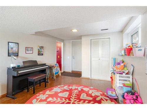 312 Silverthorn Way Nw, Calgary, AB - Indoor Photo Showing Other Room