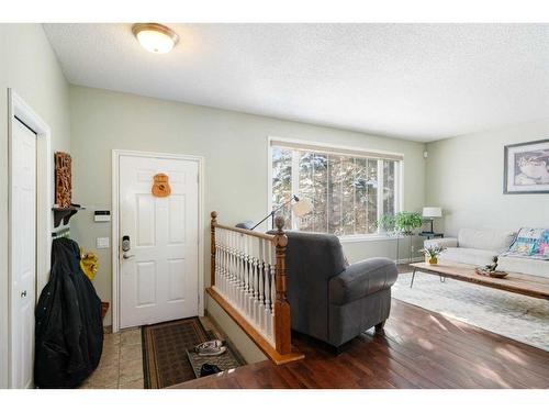 312 Silverthorn Way Nw, Calgary, AB - Indoor Photo Showing Living Room