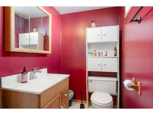 312 Silverthorn Way Nw, Calgary, AB - Indoor Photo Showing Bathroom