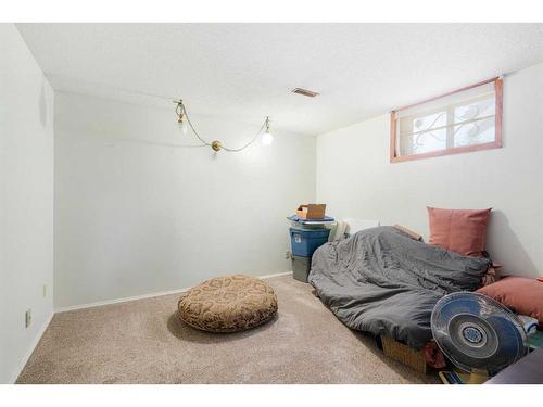 312 Silverthorn Way Nw, Calgary, AB - Indoor Photo Showing Bedroom